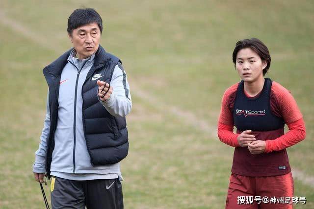 张雪迎接馆长全场欢腾，师父牙哥却默默离去：这风度，值得学